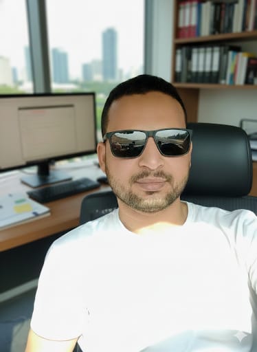 عمرو العطار